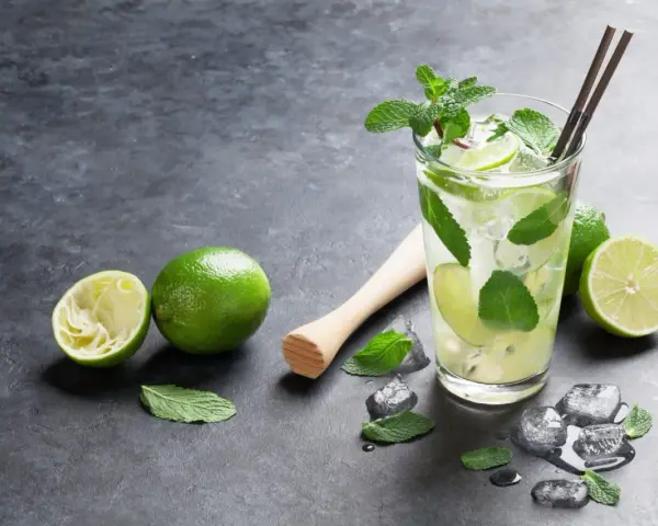 Orzeźwiający mohito drink co zamiast rumu? Limonka, mięta i lód tworzą idealny letni napój.