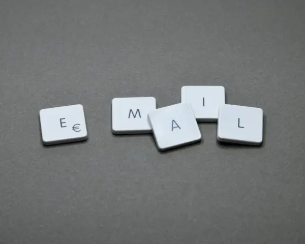 Kafelki z literami E, M, A, I, L układają się w słowo "EMAIL". Zastanawiasz się, jak napisać maila z CV?