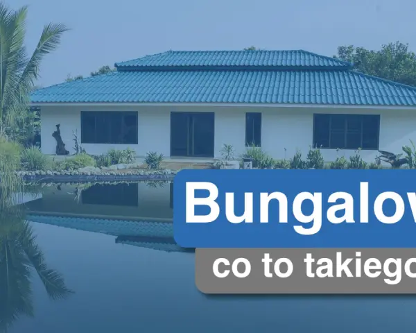 Bungalow co to takiego? Biały dom z niebieskim dachem, otoczony zielenią i stawem, z odbiciem w wodzie.
