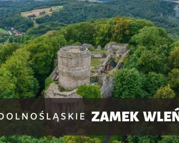 Ruiny zamku Wleń na tle zielonych wzgórz. Jak dojechać do tego malowniczego miejsca?