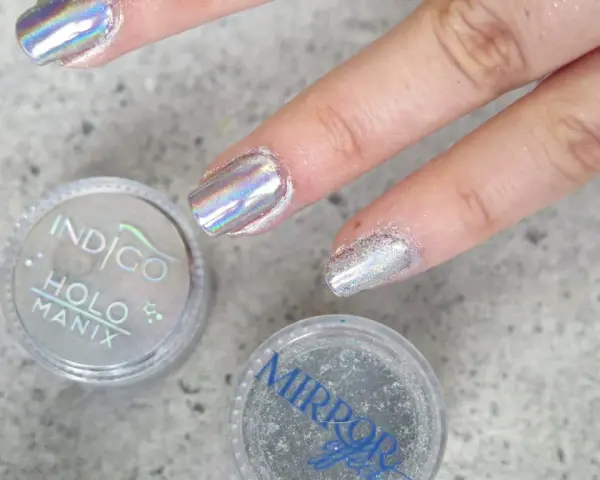 Jak wetrzeć pyłek w paznokcie, aby uzyskać idealny efekt manicure