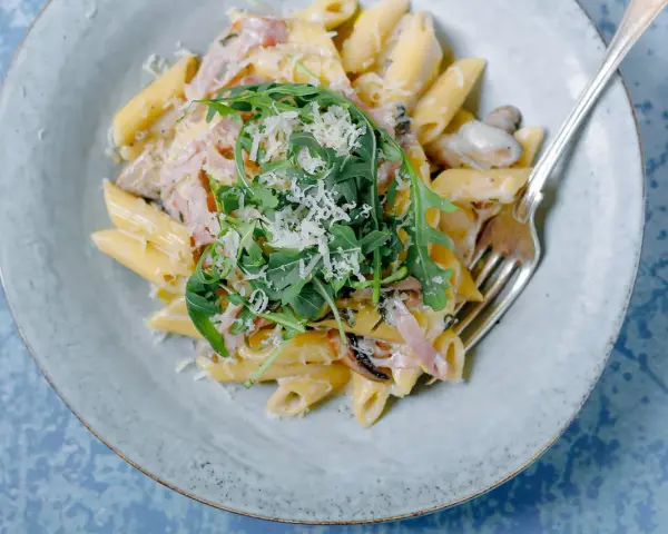 Penne z kremowym sosem, szynką i rukolą. Czy wolisz fusilli czy penne?