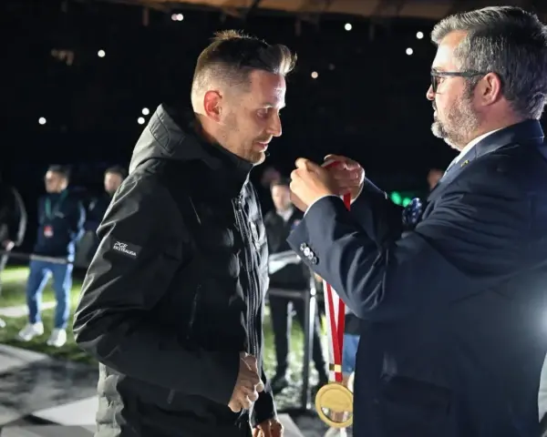 Piotr Kępa odbiera medal podczas ceremonii.