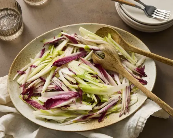 Ensalada de endivias y radicchio, con sus hojas moradas y blancas, lista para servir. ¡Qué pena que la endivia es muy mala!