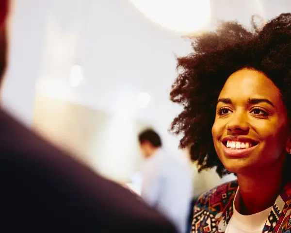 Donna sorridente in un colloquio, pensando a che lavoro fare a 40 anni senza esperienza.