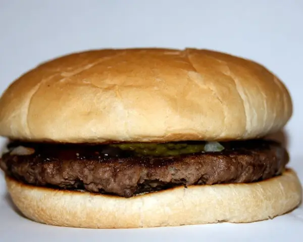 Jak zrobić hamburgera jak z McDonald's - idealny przepis w domu