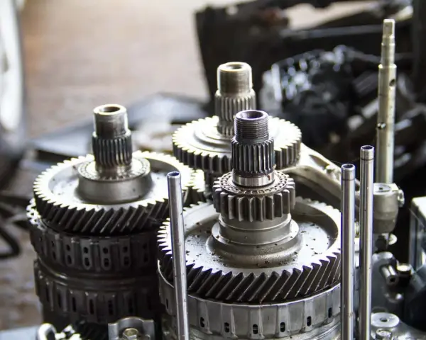 Metalowe tryby i wałki, być może objawy uszkodzonego reduktora 4x4.