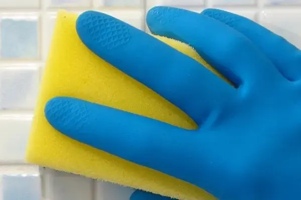 Jak usunąć pleśń z fug - skuteczne metody bez chemii i wysiłku