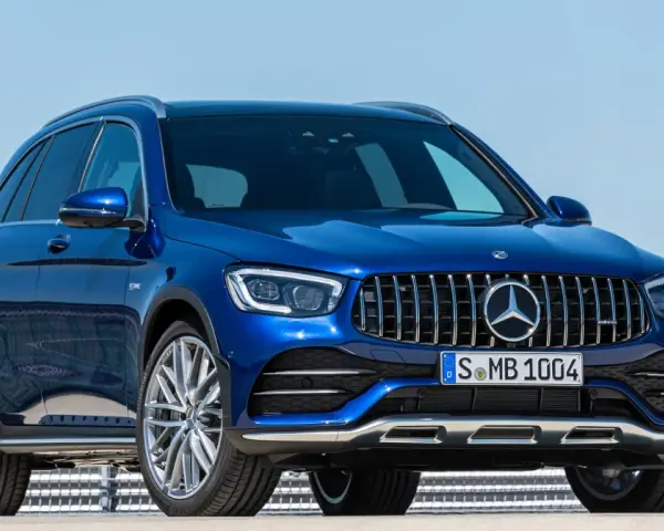Błękitny Mercedes-Benz GLC 43 AMG z grillem Panamericana i felgami AMG, gotowy do dynamicznej jazdy.