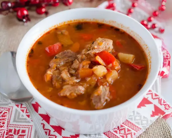 Aromatic keto zupa gulaszowa z kawałkami mięsa i warzyw w głębokim, czerwonym bulionie.