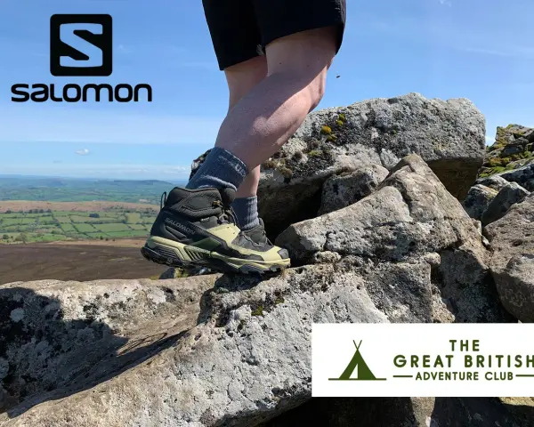 Buty Salomon X Ultra 5 Mid GTX na skalistym szlaku. Noga w bucie na tle krajobrazu.