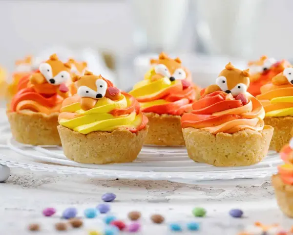 Niedliche Fuchstörtchen mit orange-gelber Creme, perfekt als Geburtstagskuchen für Kinder.