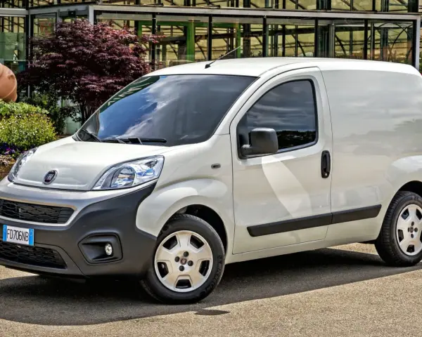 Biały Fiat Fiorino, idealny do transportu. Sprawdź jego praktyczne fiat fiorino wymiary paki, by przewieźć wszystko, czego potrzebujesz.