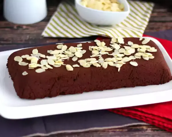 Une délicieuse marquise au chocolat, parsemée d'amandes effilées, attend d'être dégustée.