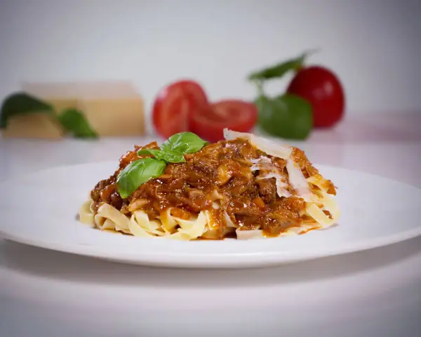 Tagliatelle mit Bolognese, ein Gericht, das die Essenz der Accademia Italiana della Cucina Bolognese verkörpert.