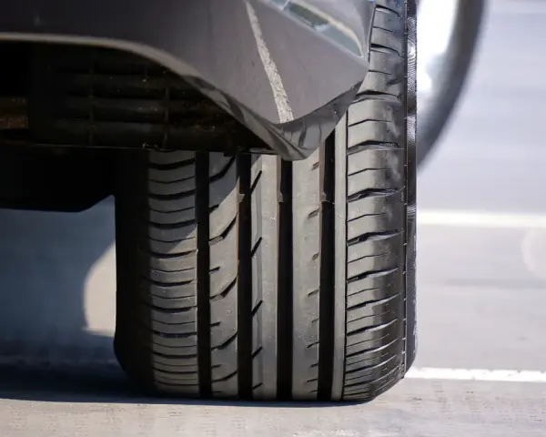 Gomme auto con battistrada ben visibile, misura 185 55 r15. La pressione corretta è fondamentale per la sicurezza.