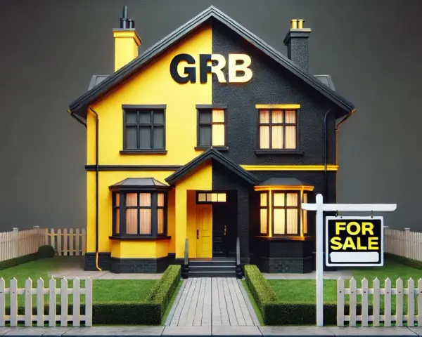 Dzielony dom GRB z tabliczką "FOR SALE" zapowiada sprzedaż udziałów w nieruchomości.