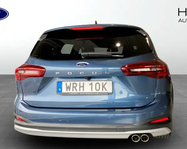 Blå Ford Focus med registreringsskylten WRH 10K. Perfekt för din nästa ford focus serviceintervall.