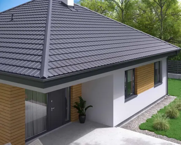 Nowoczesny dom z szarym, ceramicznym dachem czterospadowym. Elewacja częściowo drewniana, częściowo biała.