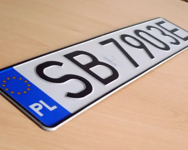 Tablica rejestracyjna SB 7903E z symbolem Unii Europejskiej i literami PL.