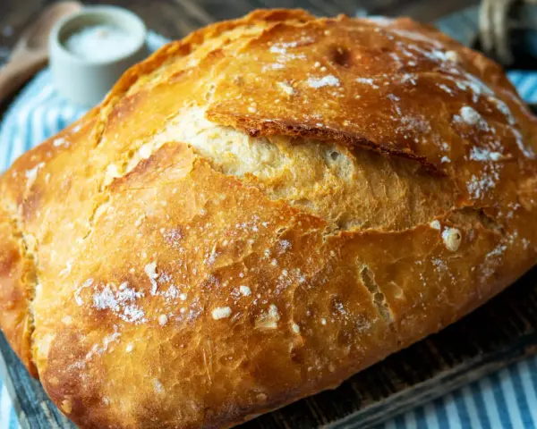 Frisch gebackenes Brot mit knuspriger Kruste, perfekt für den Pizzastein bei richtiger Temperatur.