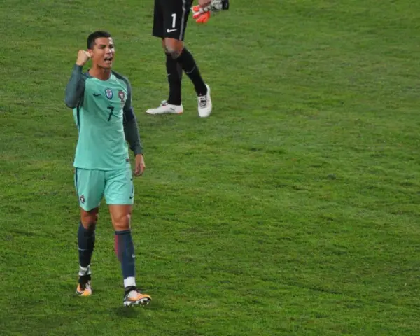 Cristiano Ronaldo w zielonej koszulce z numerem 7, cieszy się po golu. Ciekawe, ile zarabia Ronaldo za takie emocje!