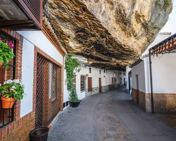 Urokliwe miasto w skale w Hiszpanii, gdzie domy wbudowane są w naturalne skalne nawisy.