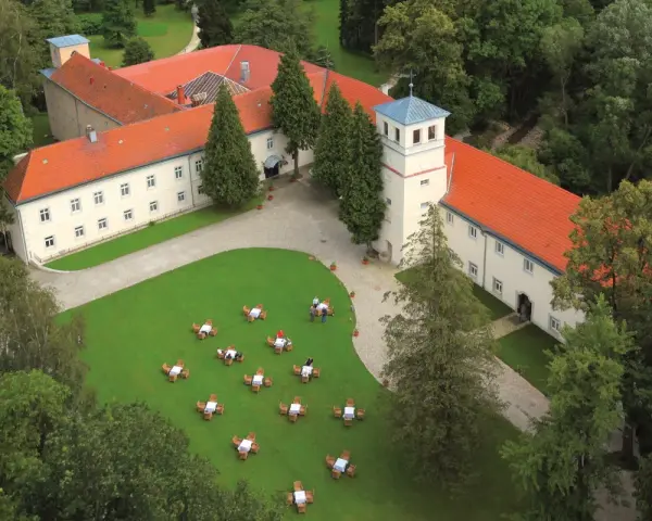 Trzebieszowice zamek na skale, otoczony zielenią, z dziedzińcem i ogródkiem kawowym.