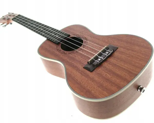 Brązowe drewno na gitarę ukulele, z widocznym mostkiem i strunami.