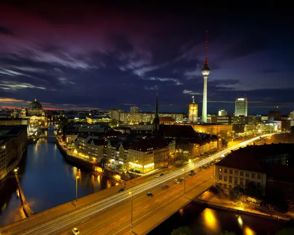 Berlin bei Nacht: Fernsehturm, Dom und Spreeufer. Ein Blick von einem der vielen Aussichtspunkte Berlins.