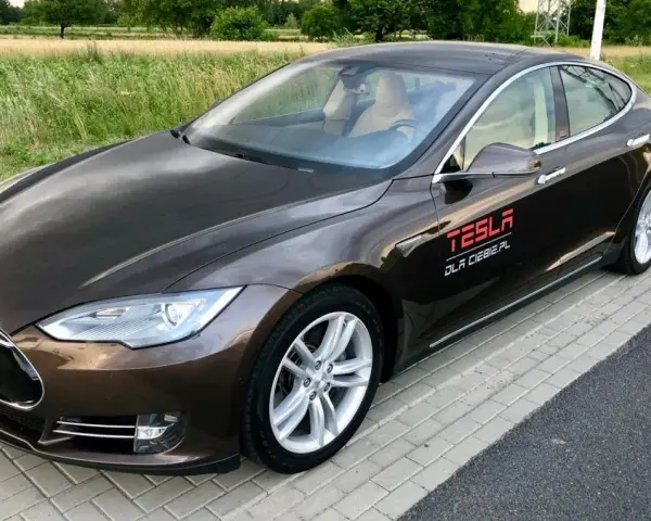 Ile przejedzie Tesla? Zasięg różnych modeli w trudnych warunkach
