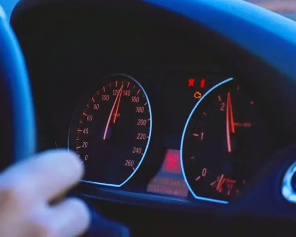 Blick auf das Armaturenbrett eines Autos. Der Tacho zeigt 120 km/h, die Drehzahl ist bei 2000 U/min. Die Tacho-Toleranz ist hierbei zu beachten.