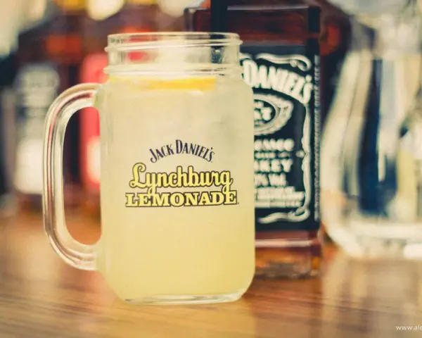 Orzeźwiająca Lynchburg Lemonade w słoiku z logo Jack Daniel's. Idealny przepis na lato.