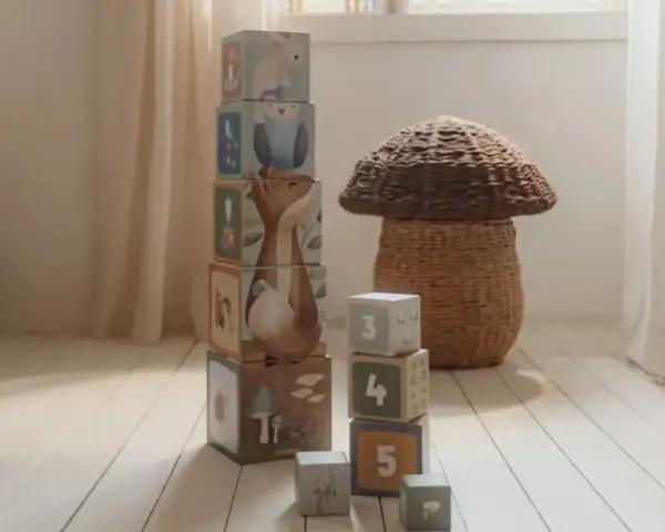 Wie nauka przez zabawę, czyli montessori co to? Drewniane klocki z leśnymi zwierzątkami i cyferkami zachęcają do kreatywnej zabawy.