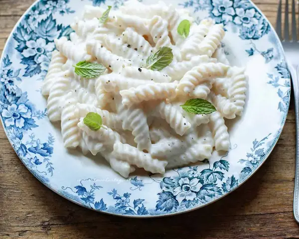 Fusilli cremosa con ricotta e menta, un piatto semplice e gustoso.