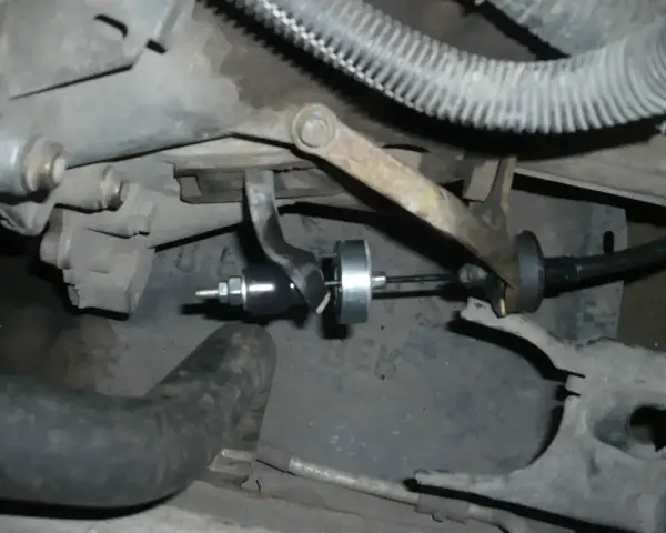 Mechanizm regulacji linki sprzęgła w samochodzie. Widoczny element pozwala na precyzyjne ustawienie naciągu linki.