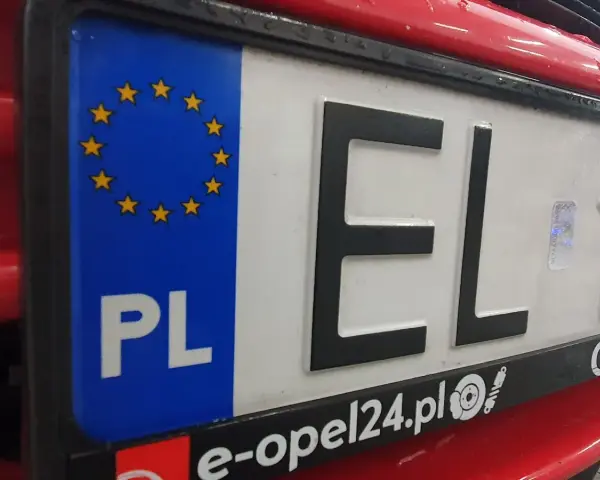 Tablica rejestracyjna EL 1 z symbolem Unii Europejskiej i oznaczeniem PL.