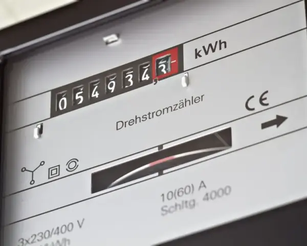 Licznik energii elektrycznej pokazuje 054934 kWh. To urządzenie mierzy zużycie prądu w domu.