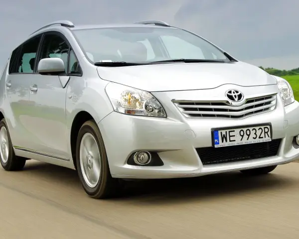 Srebrny Toyota Verso w ruchu. Rozważając toyota verso - wady i zalety, warto zwrócić uwagę na jego przestronność i komfort.