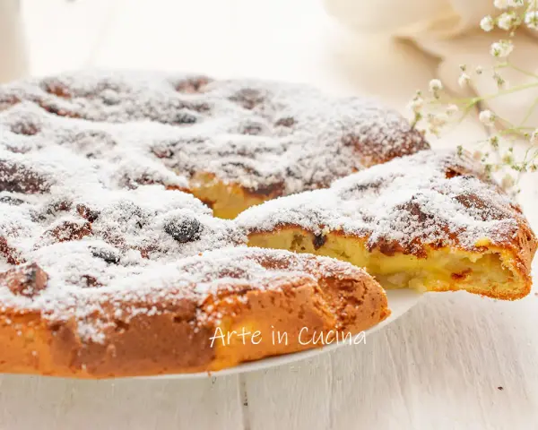 Frittata di mele in padella pronta in 5 minuti, soffice e cosparsa di zucchero a velo. Un dolce veloce e goloso.