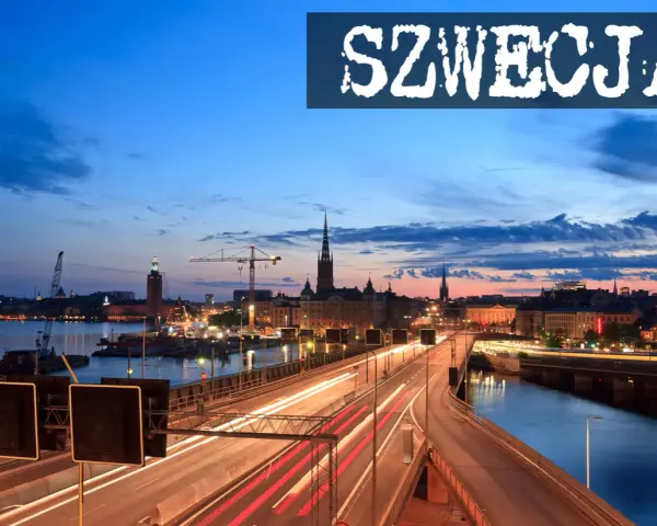 Widok na nocny Sztokholm, gdzie widać most z rozmazanymi światłami samochodów, rzekę i zabytkowe budynki. Tak wygląda Szwecja.