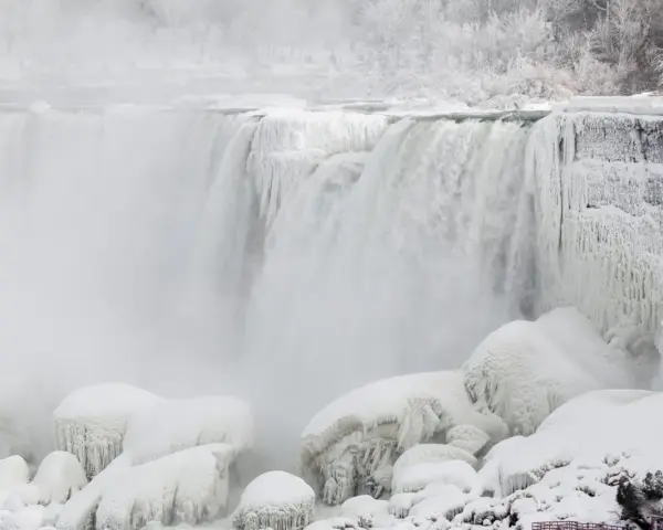 Las cataratas del Niágara, cubiertas de hielo y nieve, crean un paisaje invernal majestuoso.