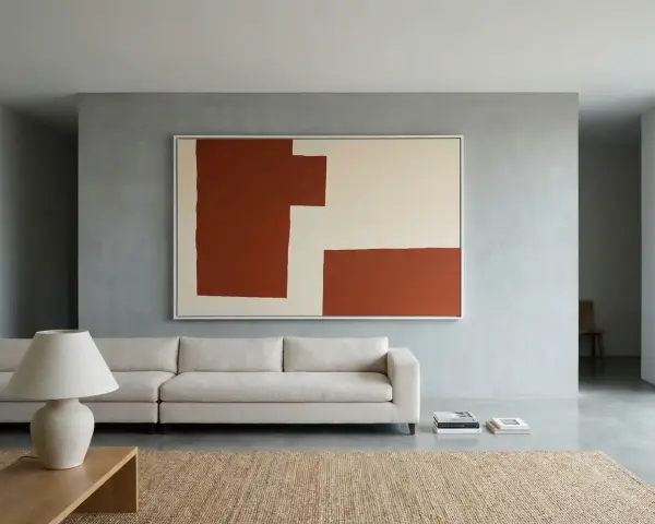 Un soggiorno minimalista con un divano bianco, un tappeto in juta e un quadro astratto su pareti colorate moderne.
