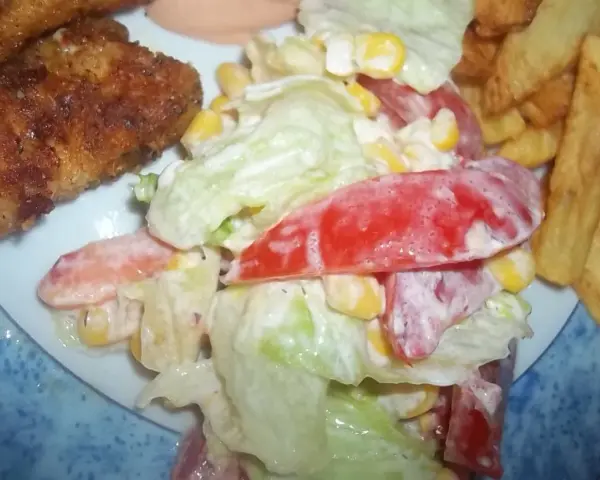Jakie surówki do frytek? Odkryj najlepsze przepisy!