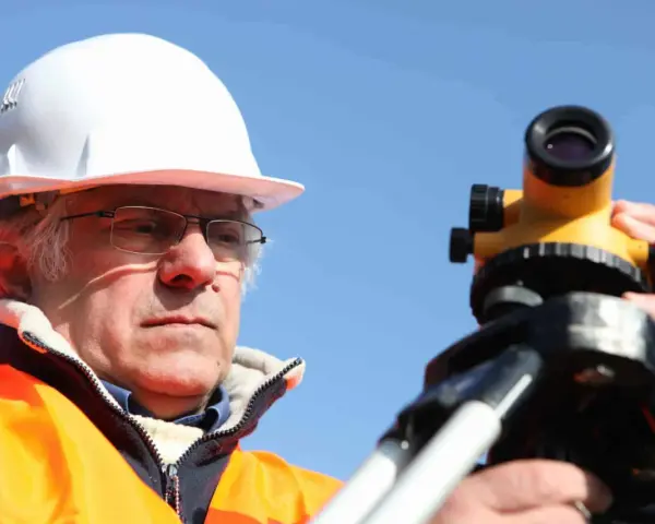 Jak zostać geodetą? Kluczowe kroki i wymagania, które musisz znać