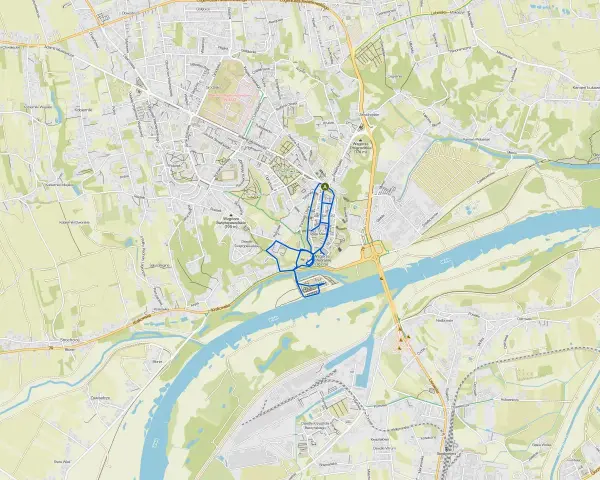 Mapa turystyczna Sandomierza i okolic. Zaznaczony szlak pieszy lub rowerowy, prowadzący przez centrum miasta i wzdłuż Wisły. Atrakcje Sandomierza i okolic.