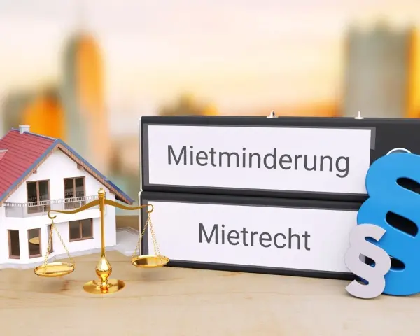 Hausmodell, Waage, Ordner mit "Mietminderung" & "Mietrecht" & Paragraphenzeichen. Wenn der Vermieter seinen Pflichten nicht nachkommt, ist das Mietrecht gefragt.