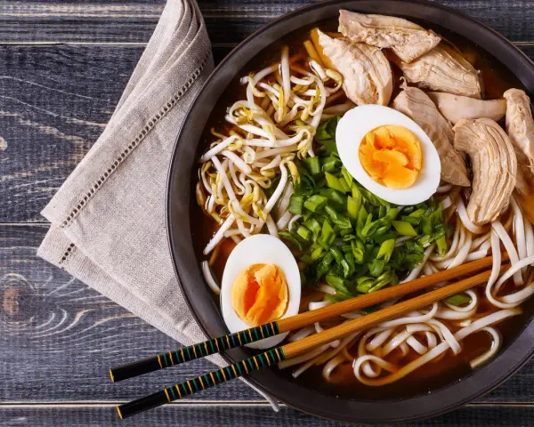 Ramen: Jaka to kuchnia? Poznaj historię i rodzaje japońskiej zupy