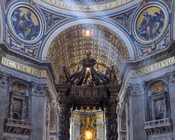 Magnifique baldaquin baroque au-dessus de la tombe de Saint Pierre dans la basilique. L'or et le marbre brillent sous la lumière.