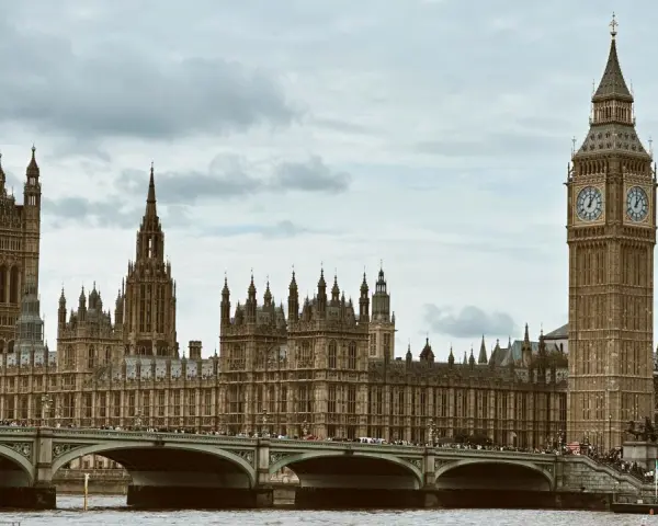 Pałac Westminsterski i Big Ben to ikony, które koniecznie trzeba zobaczyć w Londynie. Most Westminsterski pełen ludzi.